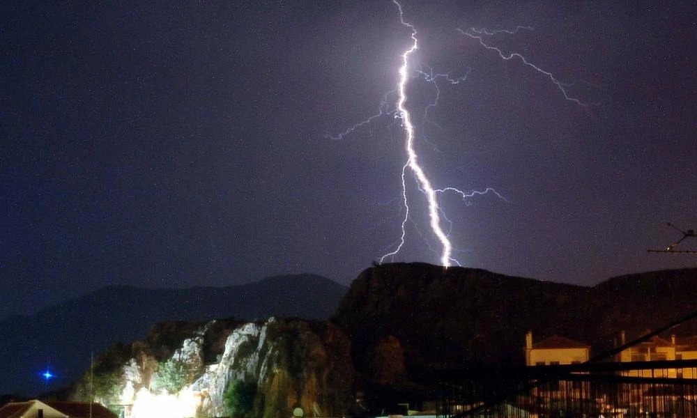 Όρος Πάικο: Απίστευτο! Η στιγμή που έπεσε κεραυνός πριν ξεσπάσει η μεγάλη πυρκαγιά (βίντεο)